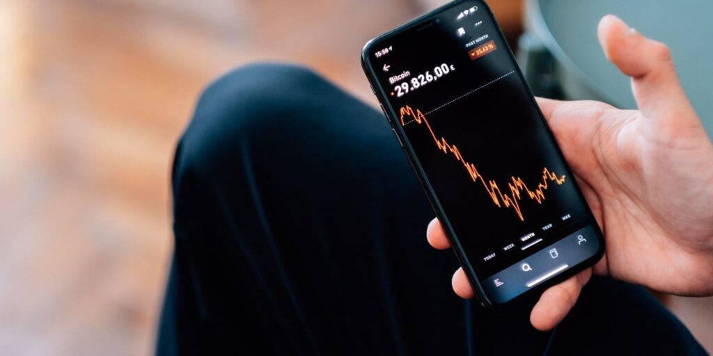 Trader Acessando App da Iseven Broker